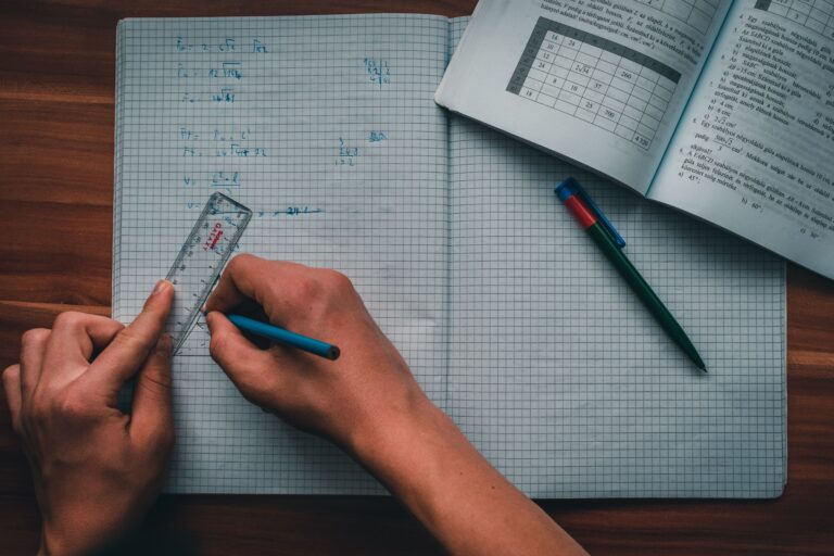 Fatsa'da LGS matematik çalışan öğrenci: ızgaralı defterde cetvel ve kalemle soru çözümü